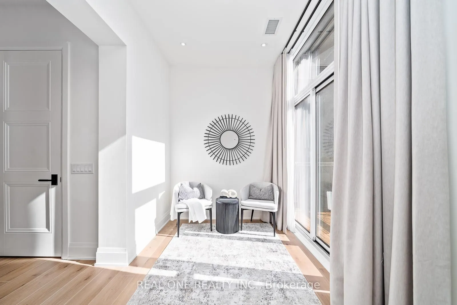 509 Dundas Street W, #814