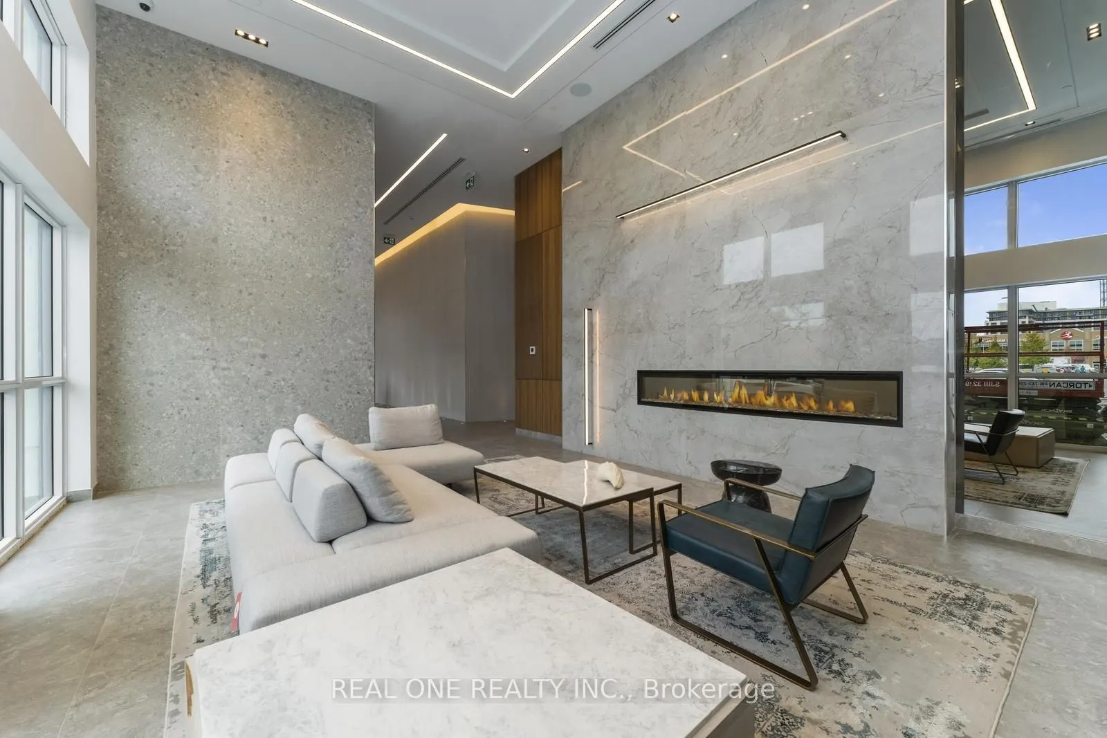 509 Dundas Street W, #814
