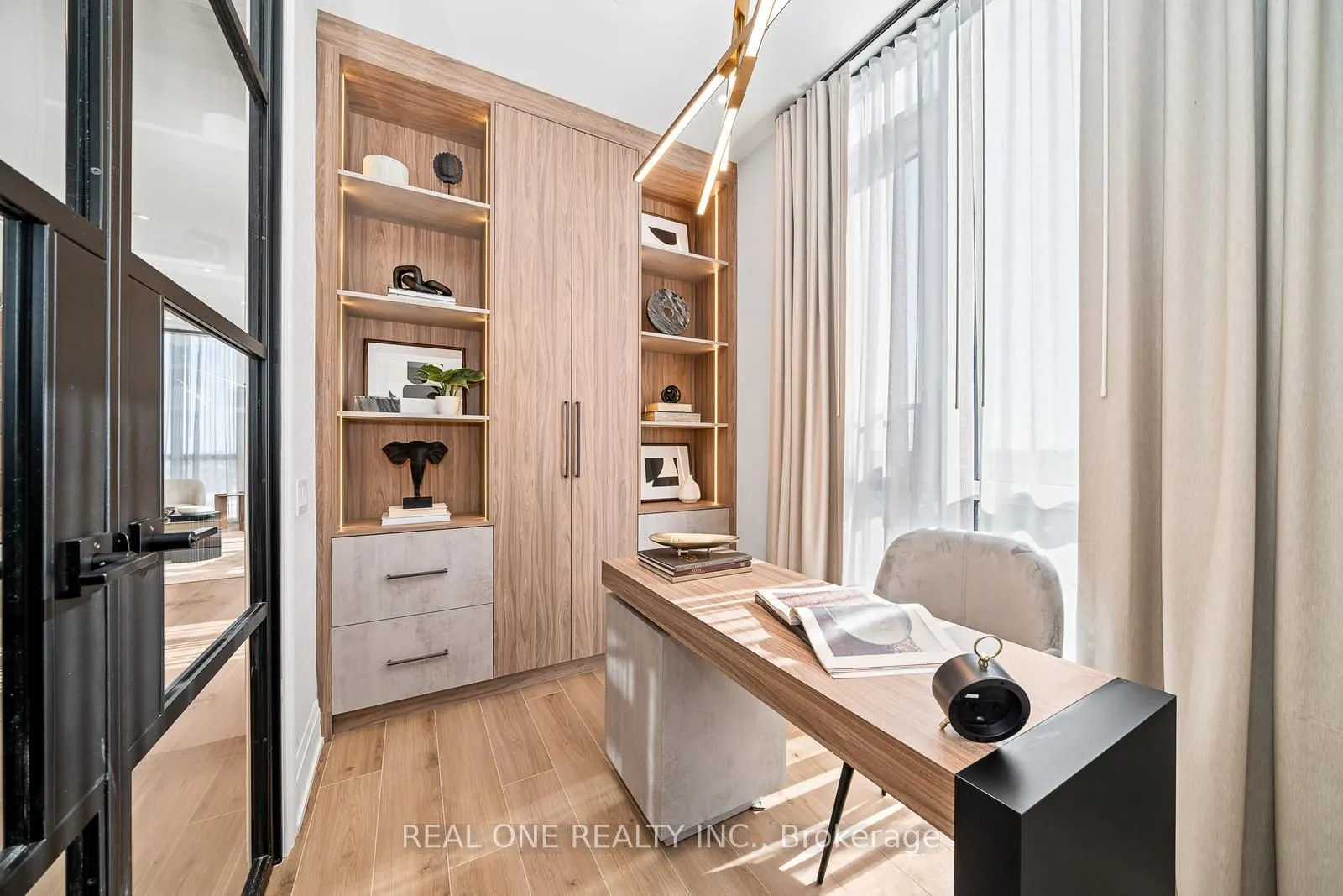 509 Dundas Street W, #814