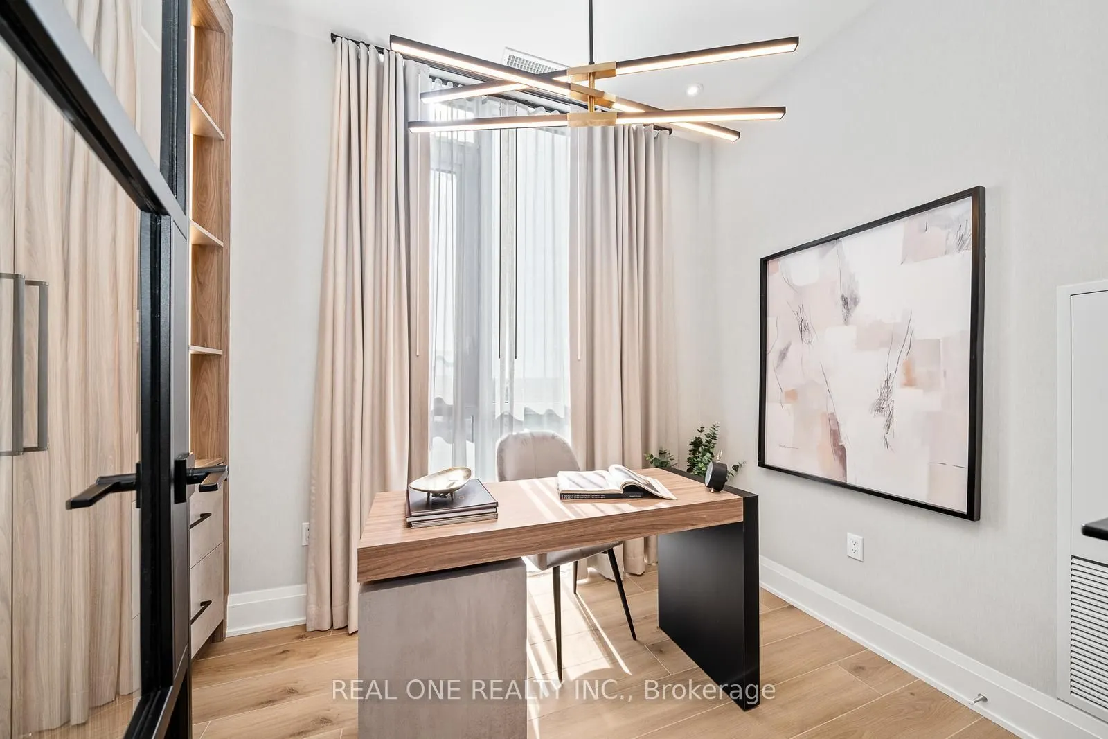 509 Dundas Street W, #814
