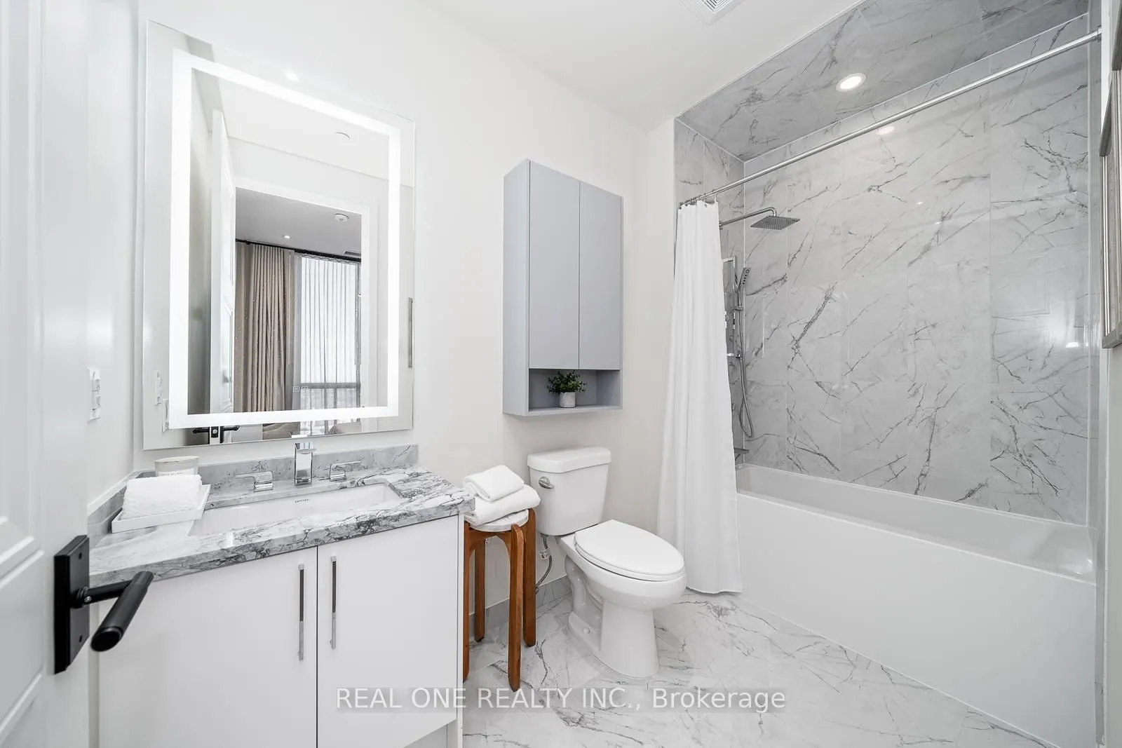 509 Dundas Street W, #814
