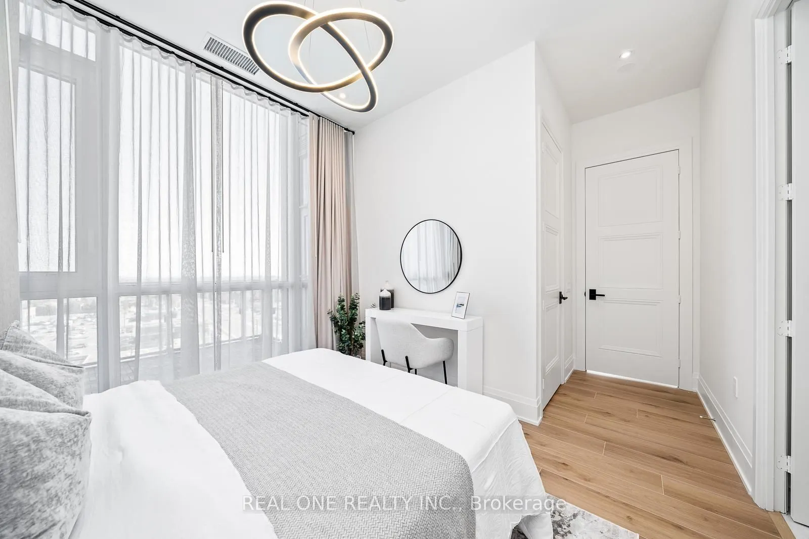 509 Dundas Street W, #814