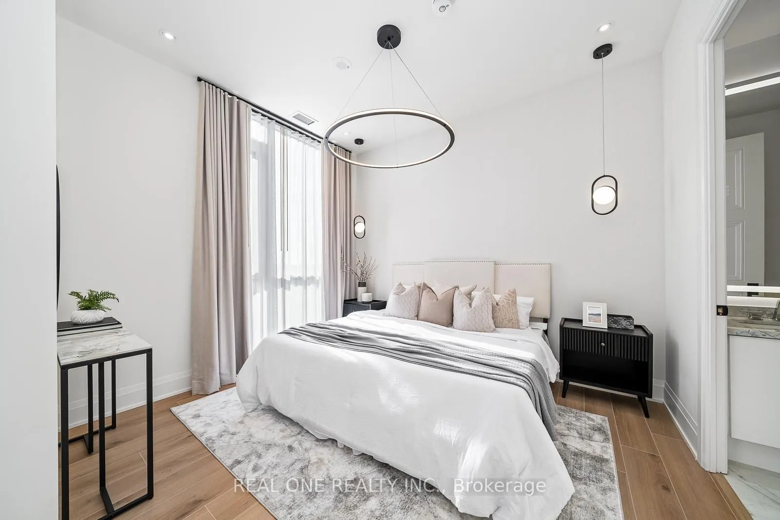 509 Dundas Street W, #814