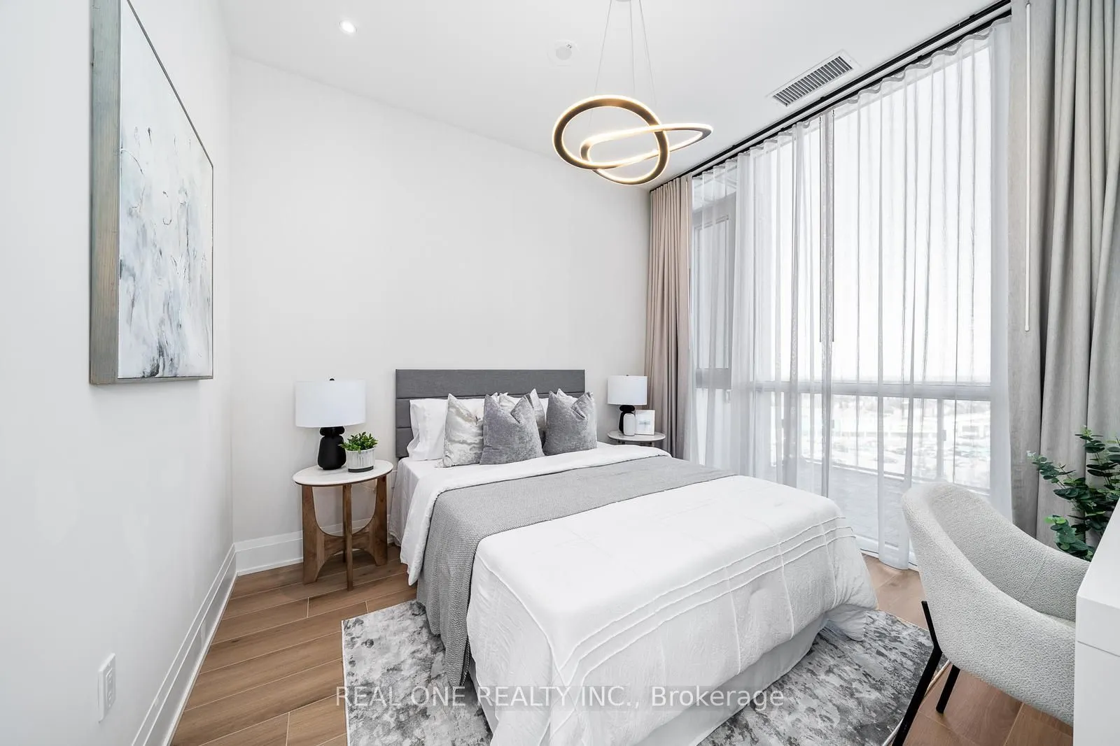 509 Dundas Street W, #814