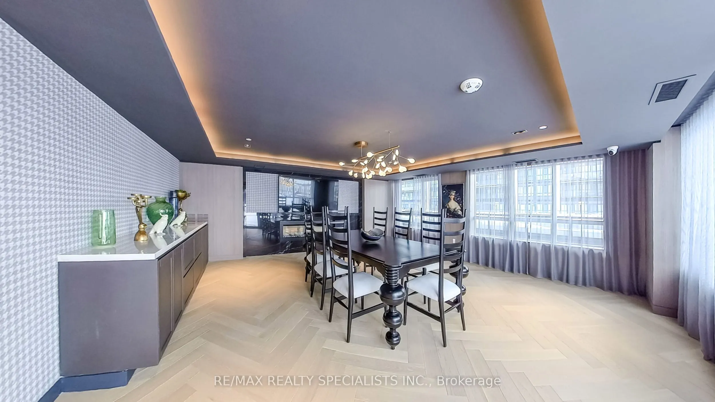 395 Dundas Street W, #404