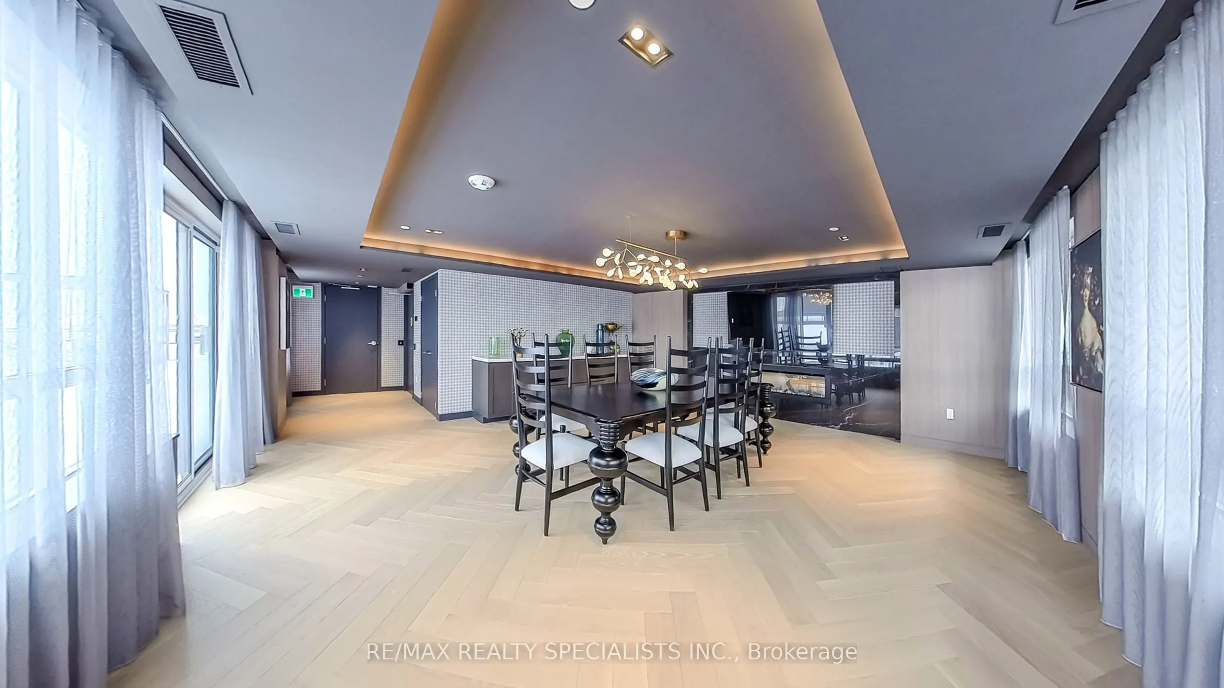 395 Dundas Street W, #404