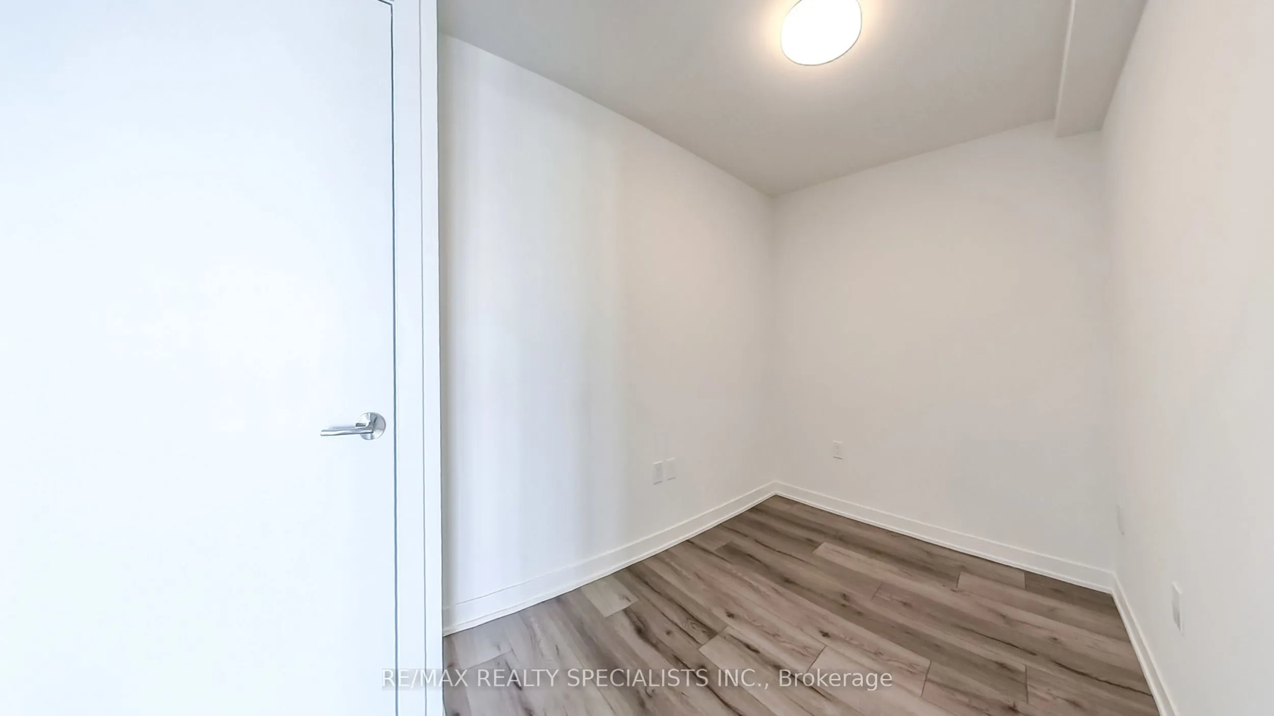 395 Dundas Street W, #404
