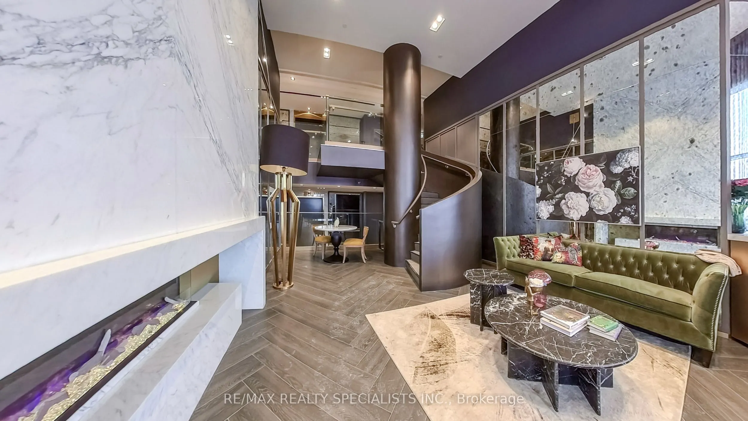 395 Dundas Street W, #404