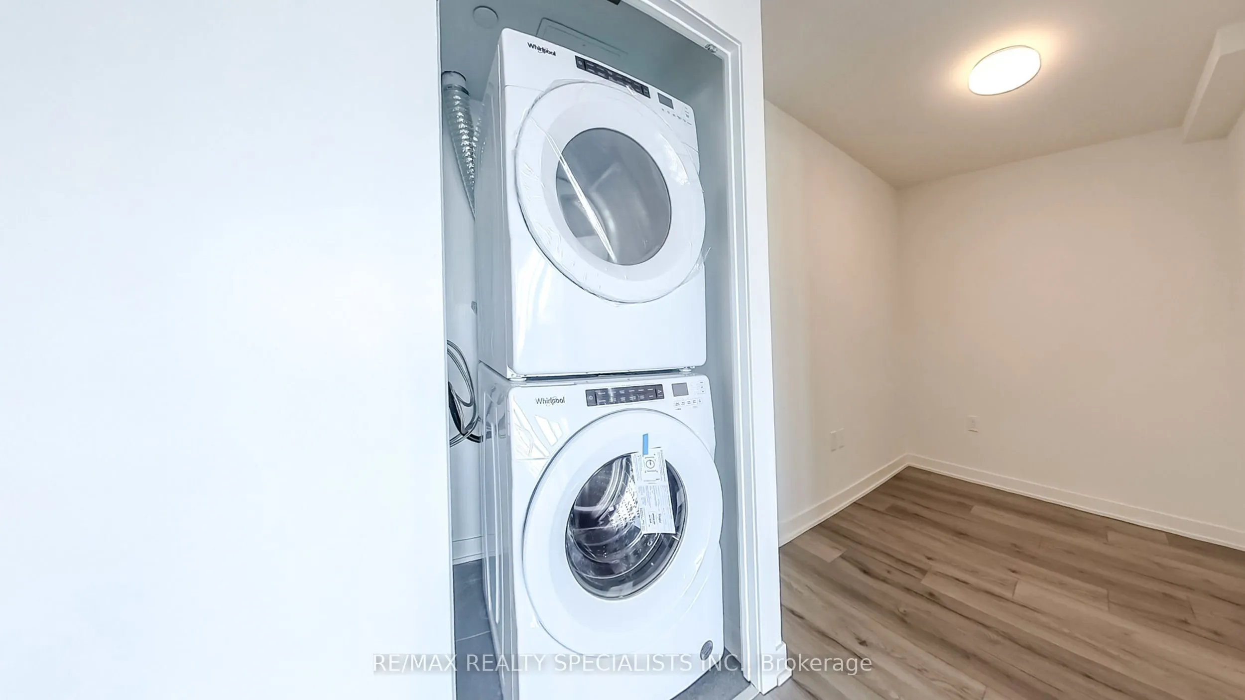 395 Dundas Street W, #404