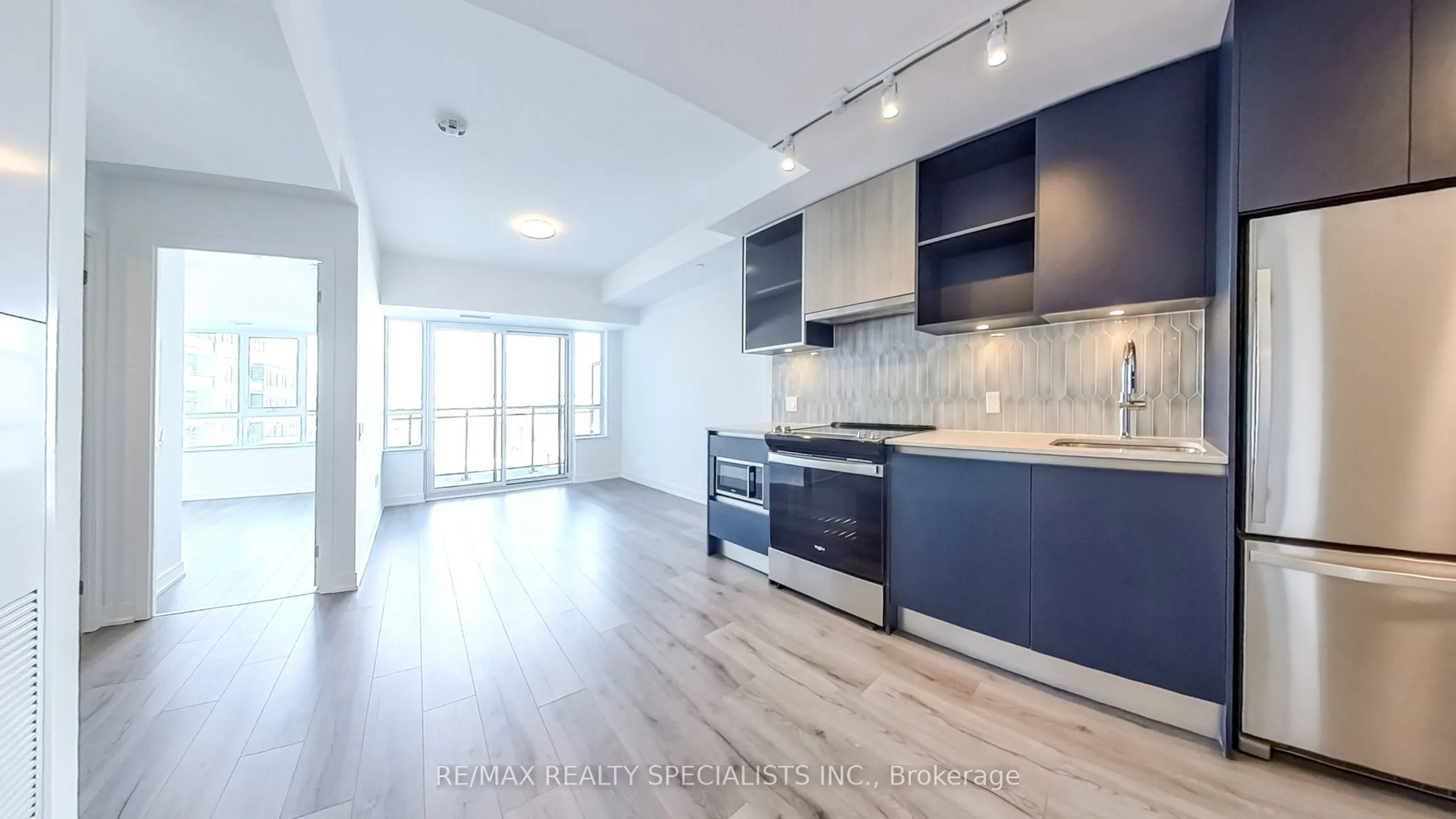 395 Dundas Street W, #404