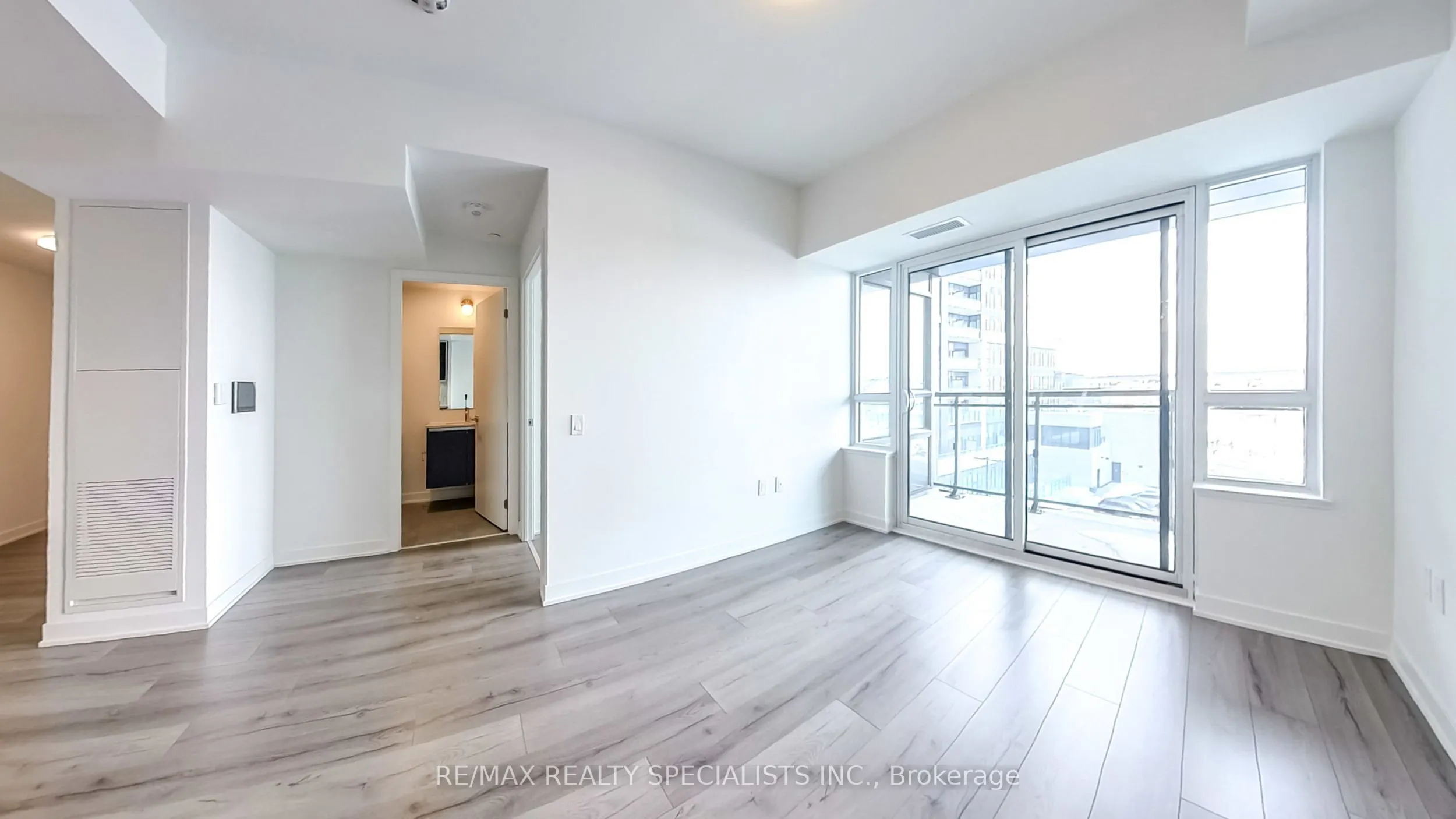 395 Dundas Street W, #404