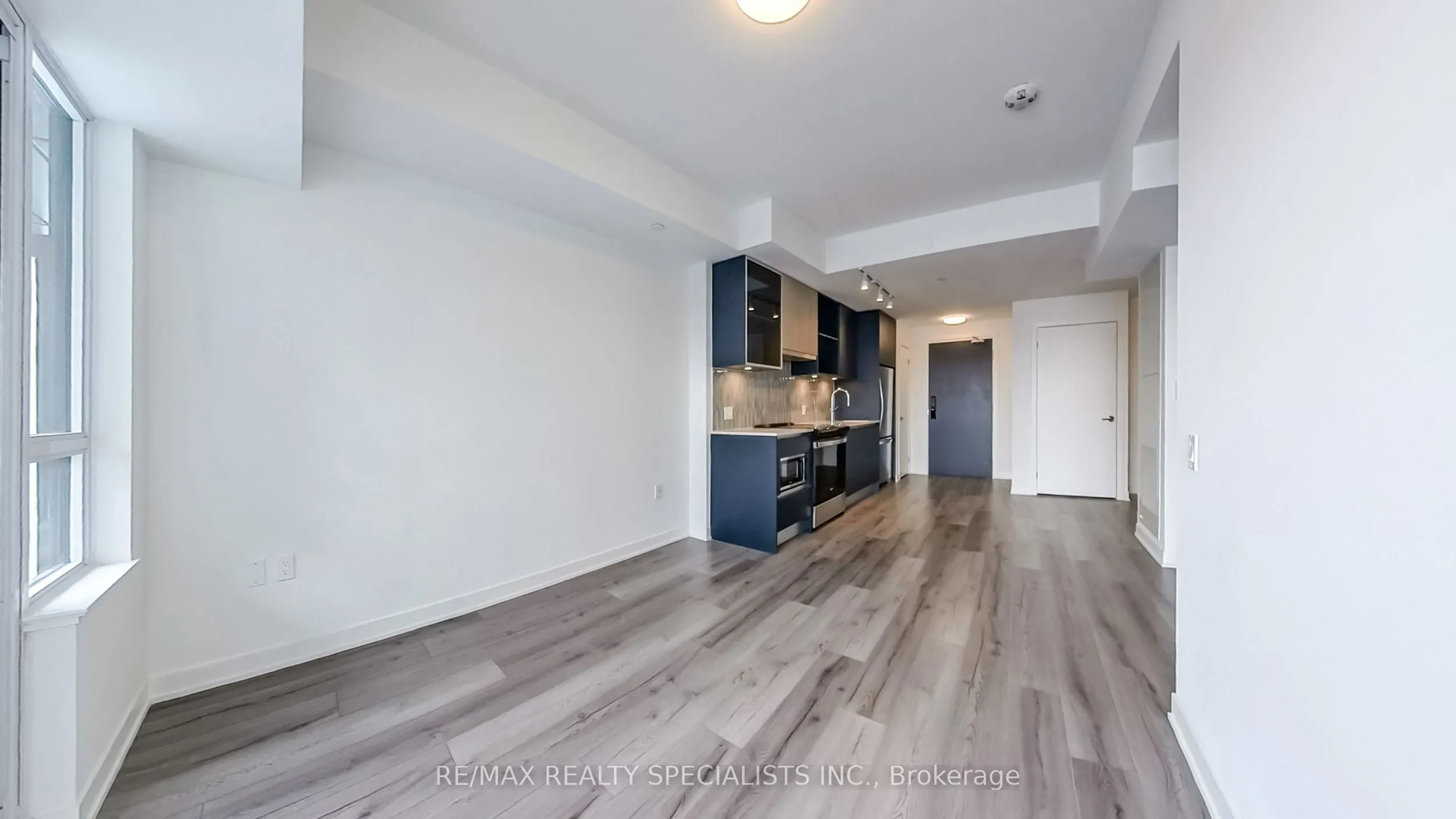 395 Dundas Street W, #404