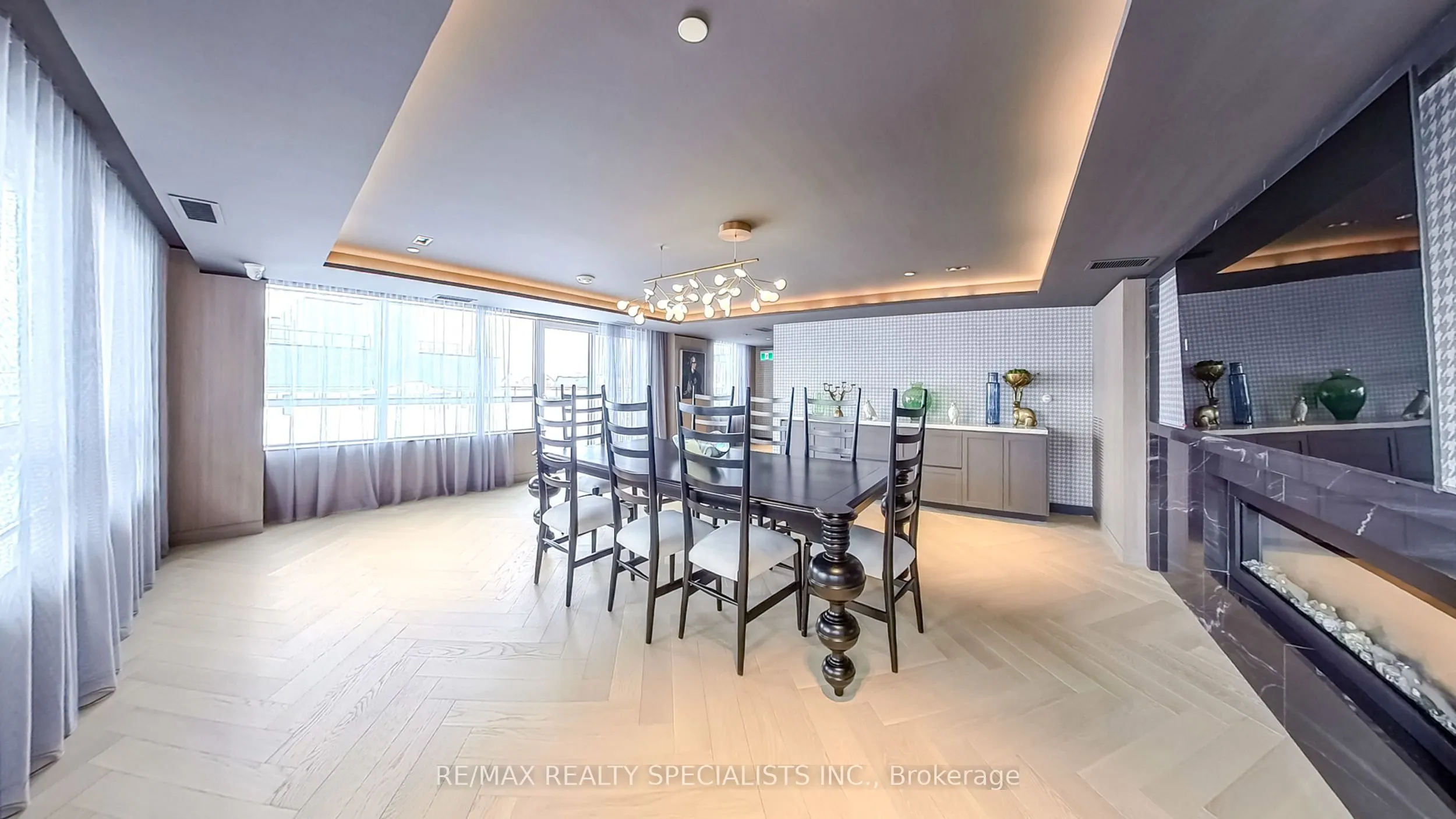 395 Dundas Street W, #404