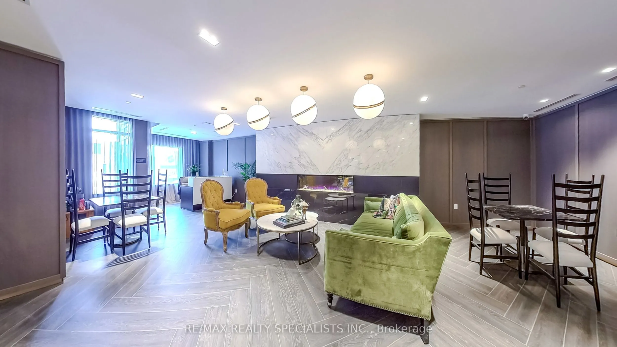 395 Dundas Street W, #404