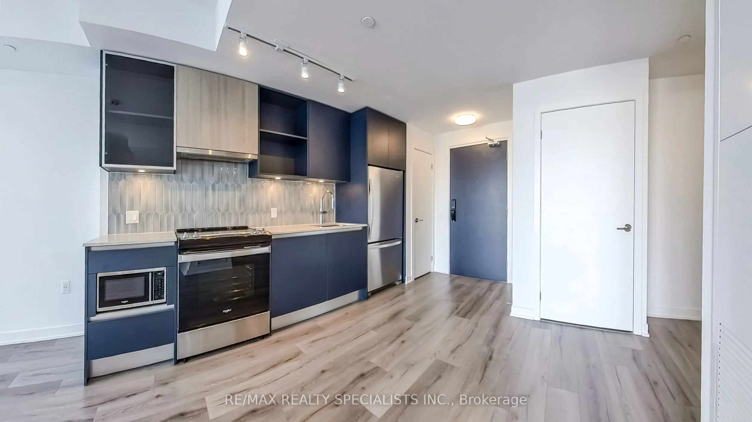 395 Dundas Street W, #404