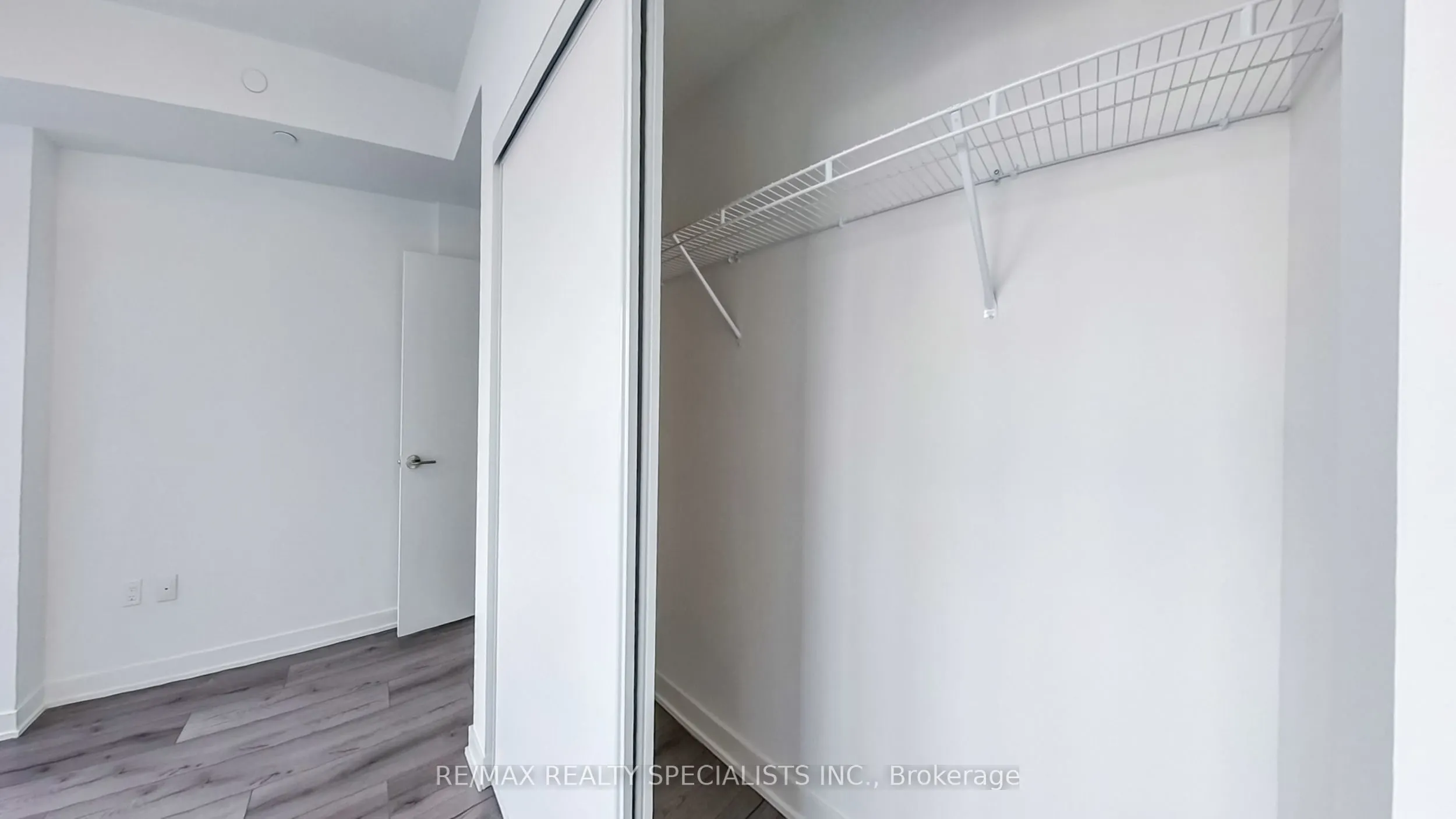 395 Dundas Street W, #404