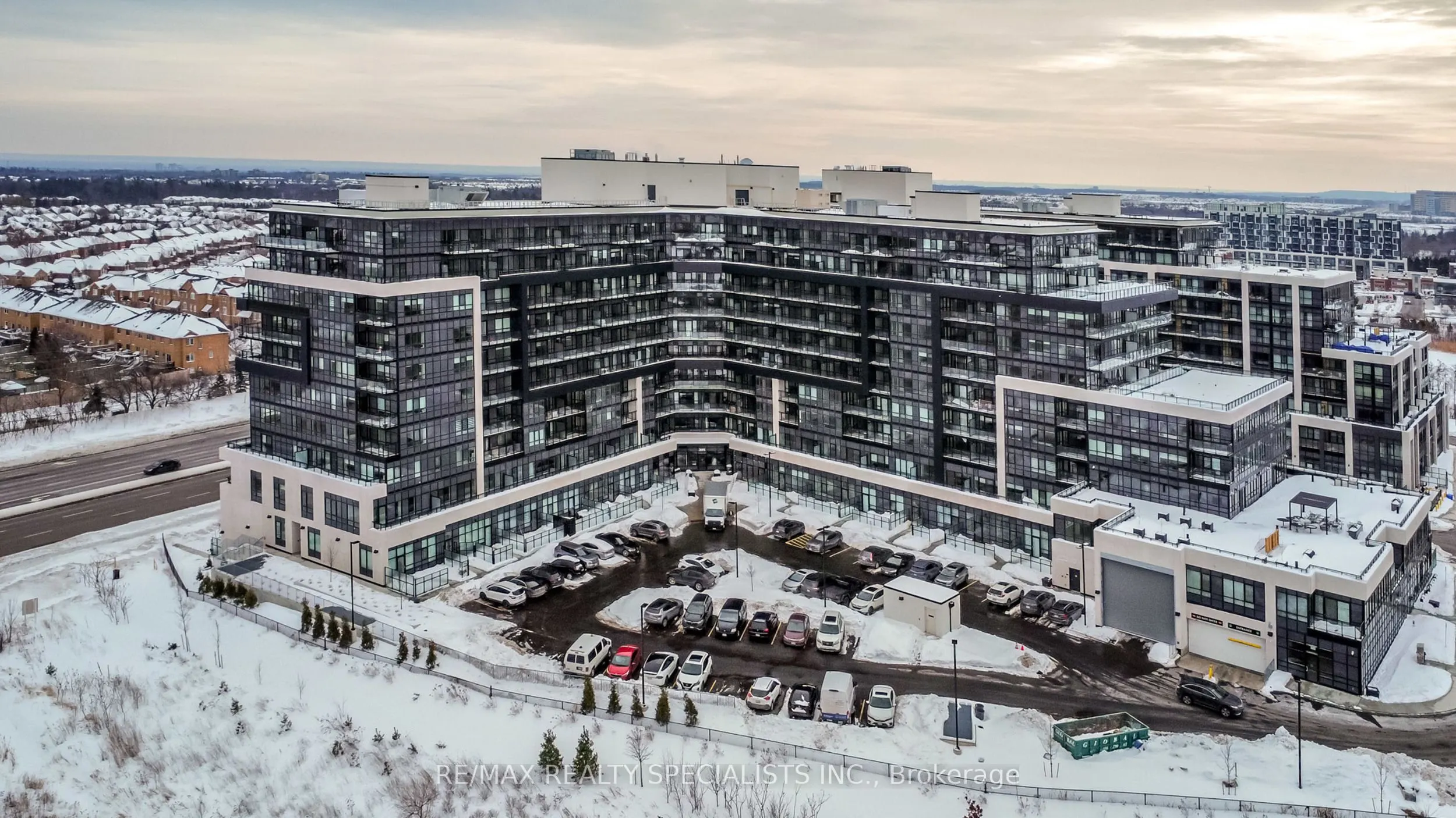 395 Dundas Street W, #404