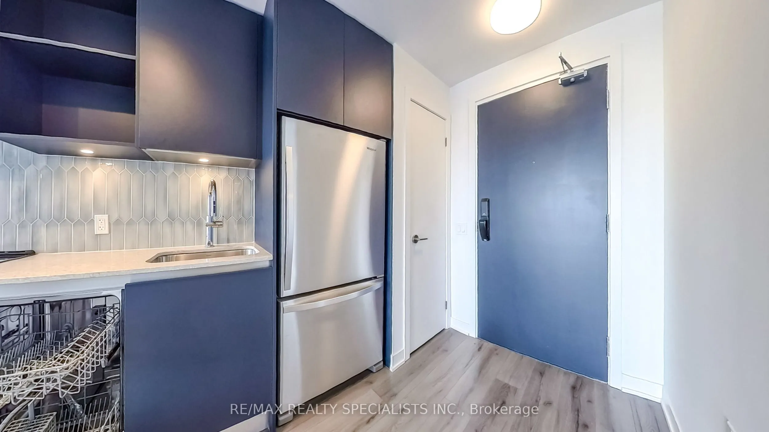 395 Dundas Street W, #404