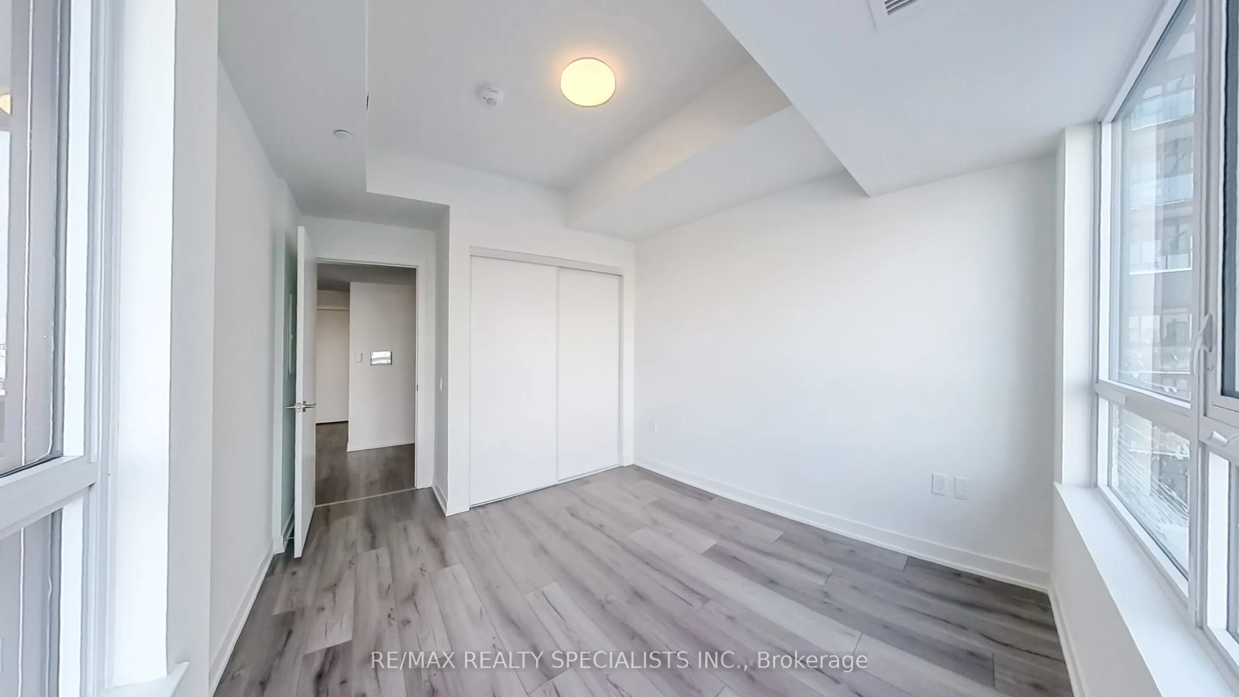 395 Dundas Street W, #404