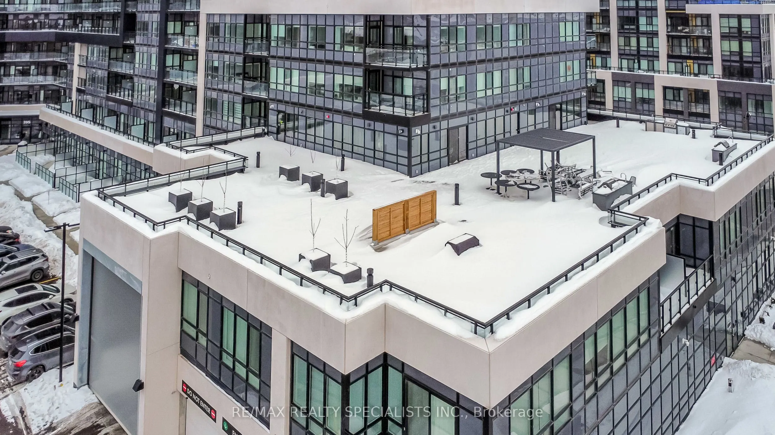 395 Dundas Street W, #404