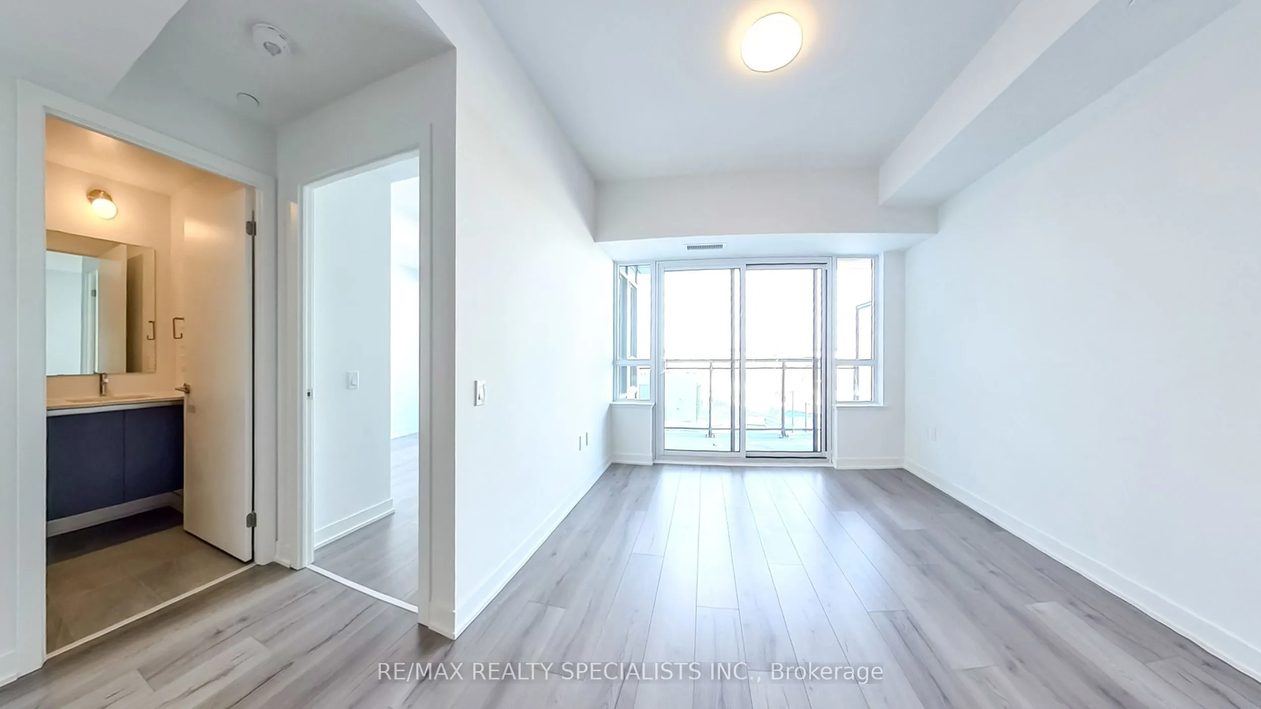 395 Dundas Street W, #404