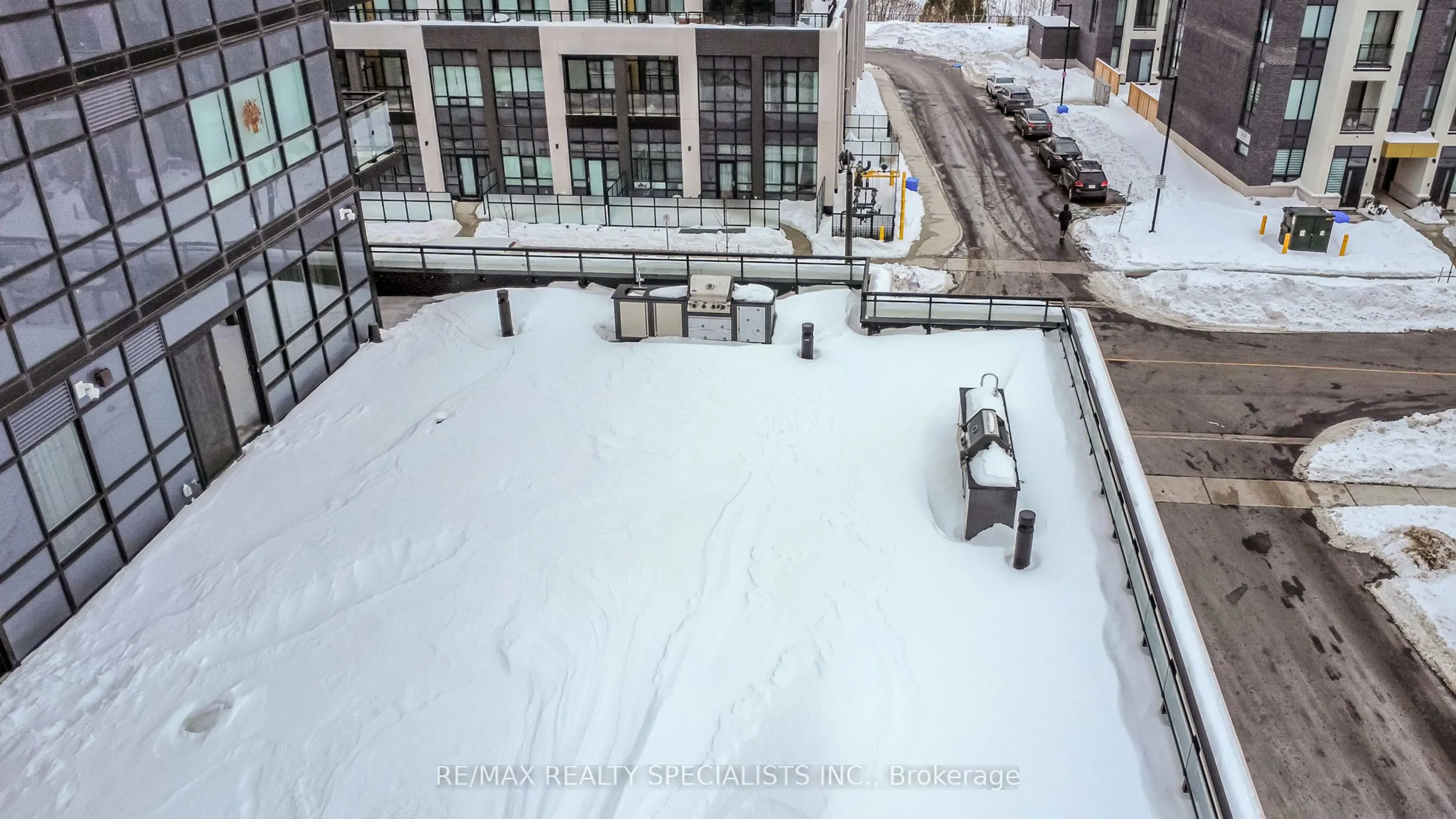 395 Dundas Street W, #404