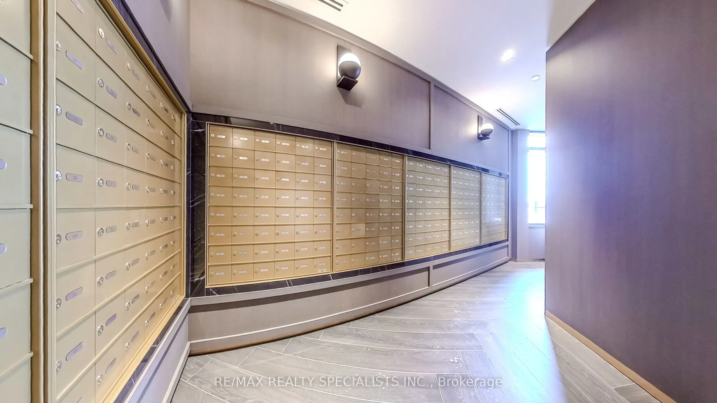 395 Dundas Street W, #404