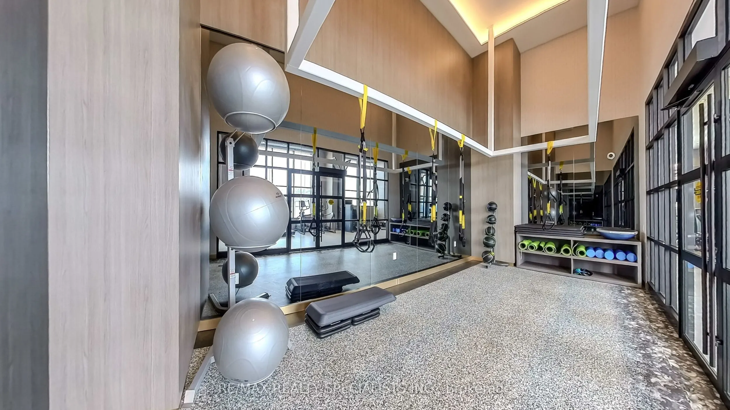 395 Dundas Street W, #404