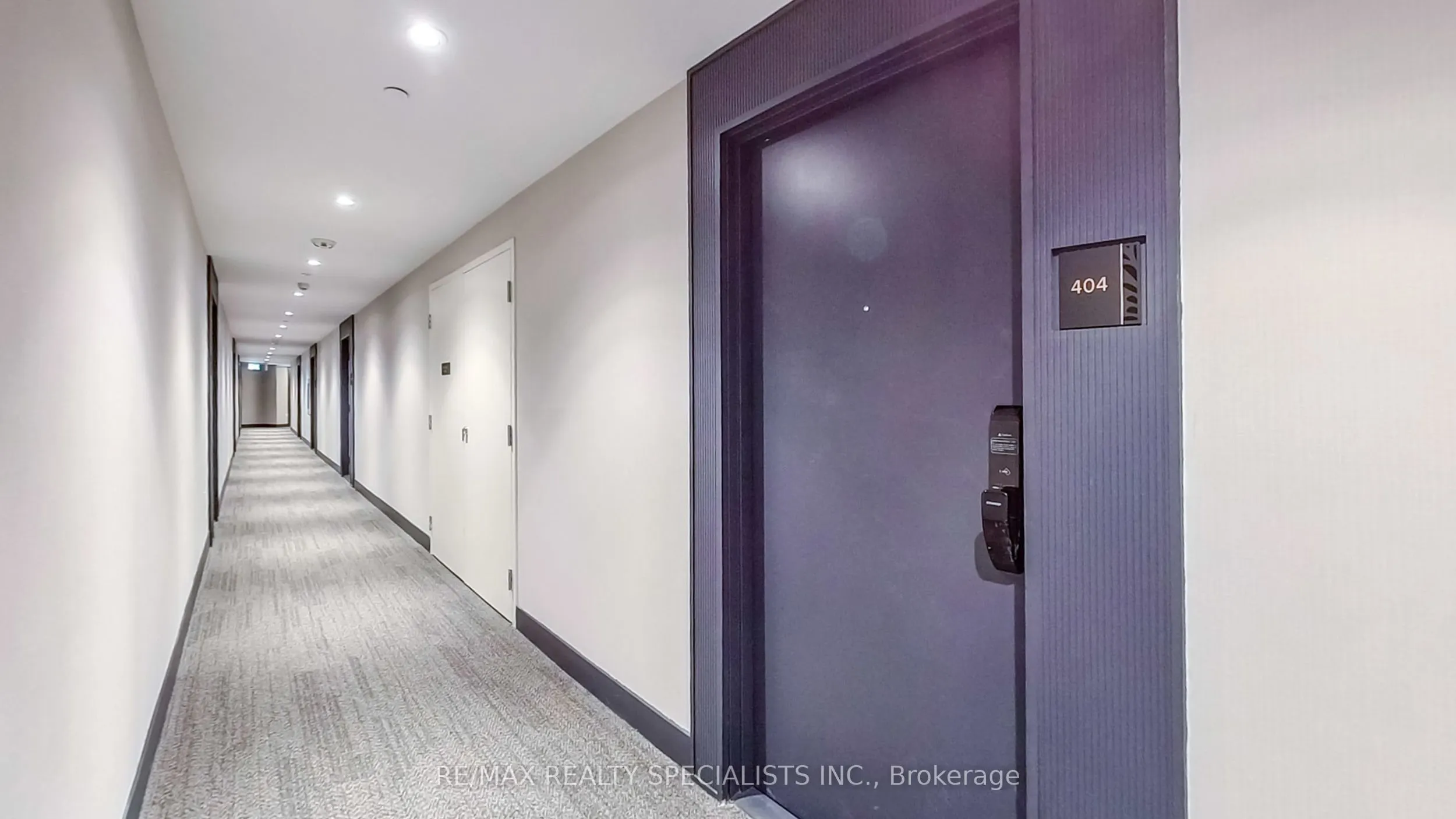 395 Dundas Street W, #404