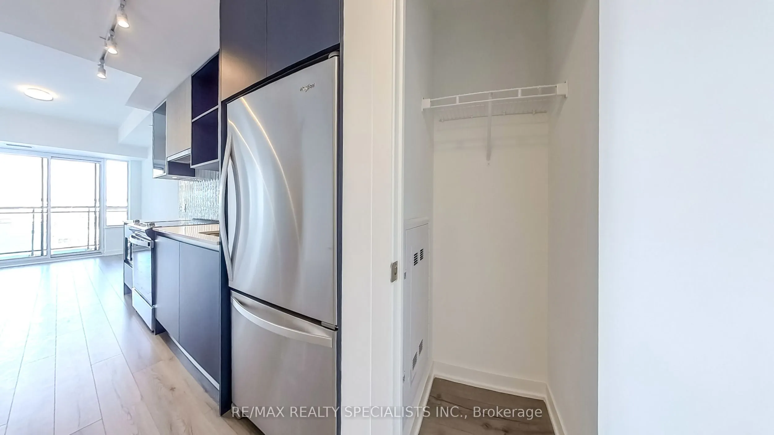 395 Dundas Street W, #404