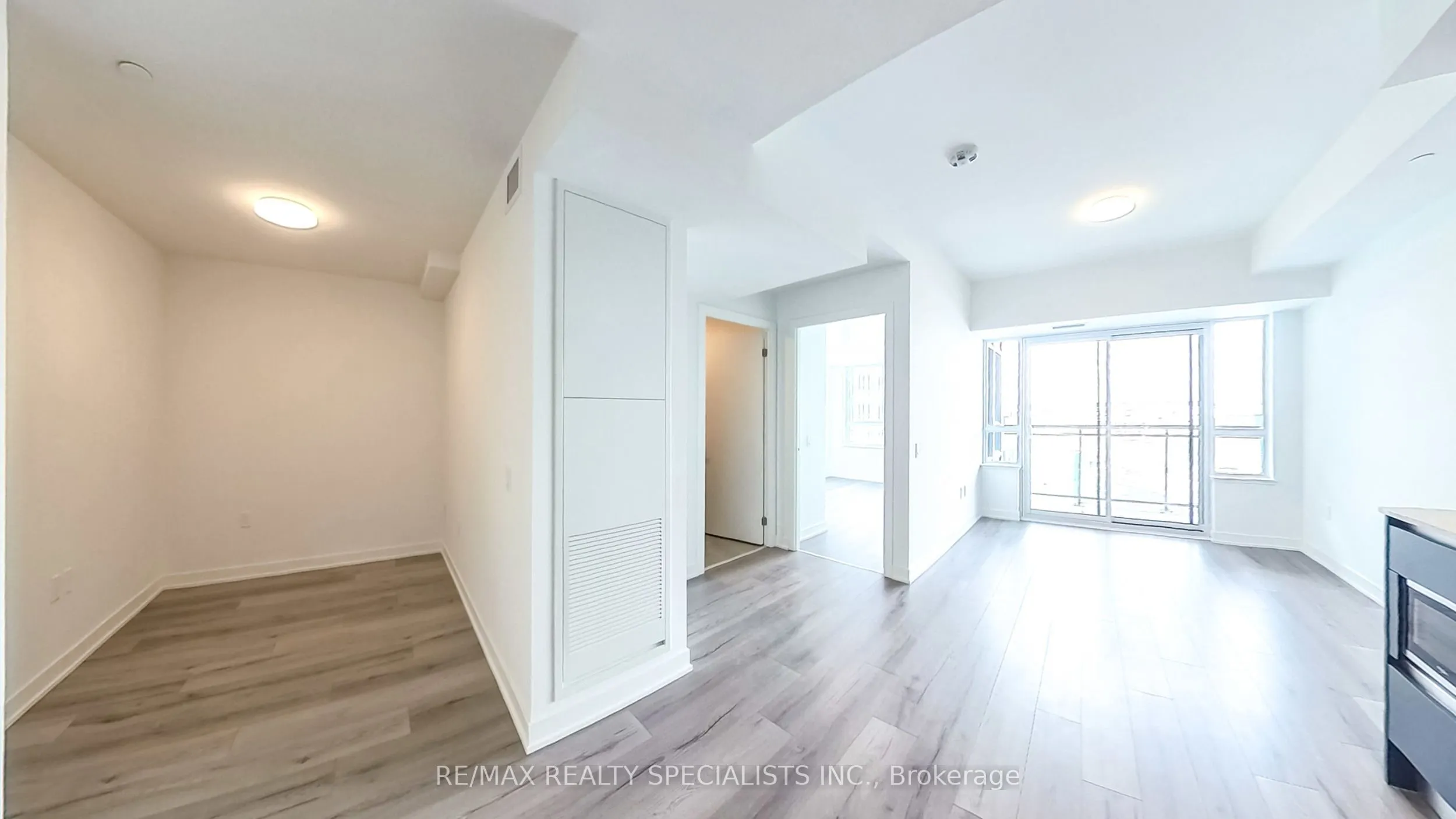 395 Dundas Street W, #404