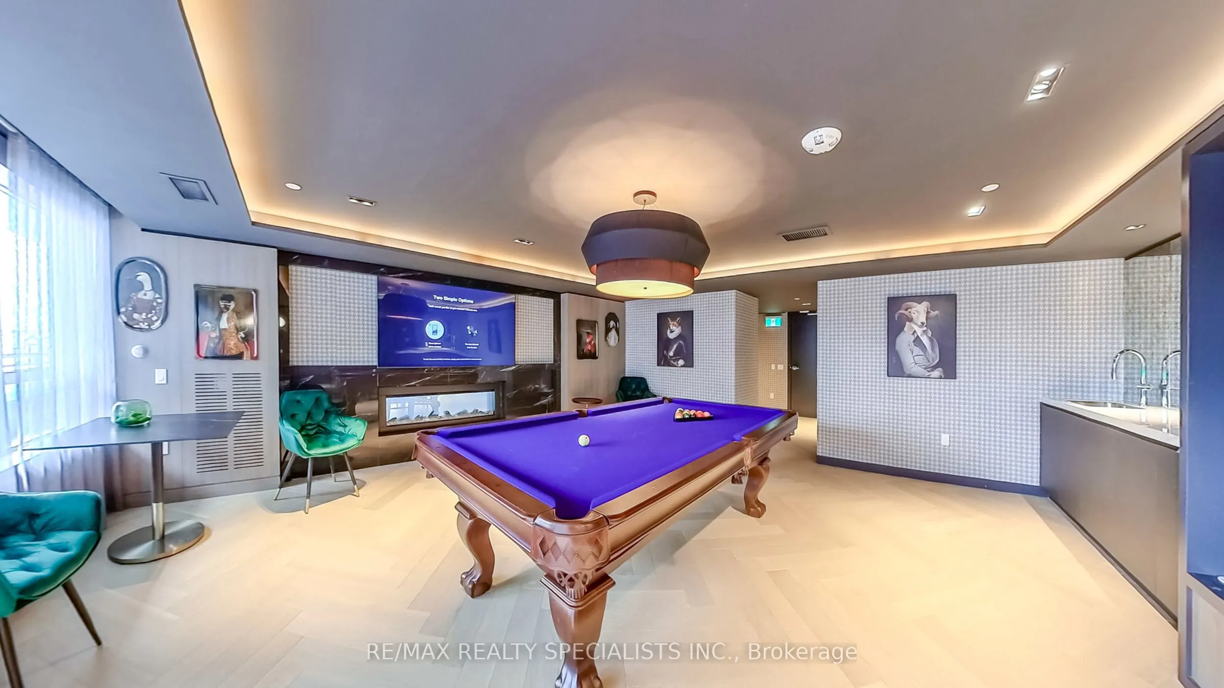395 Dundas Street W, #404