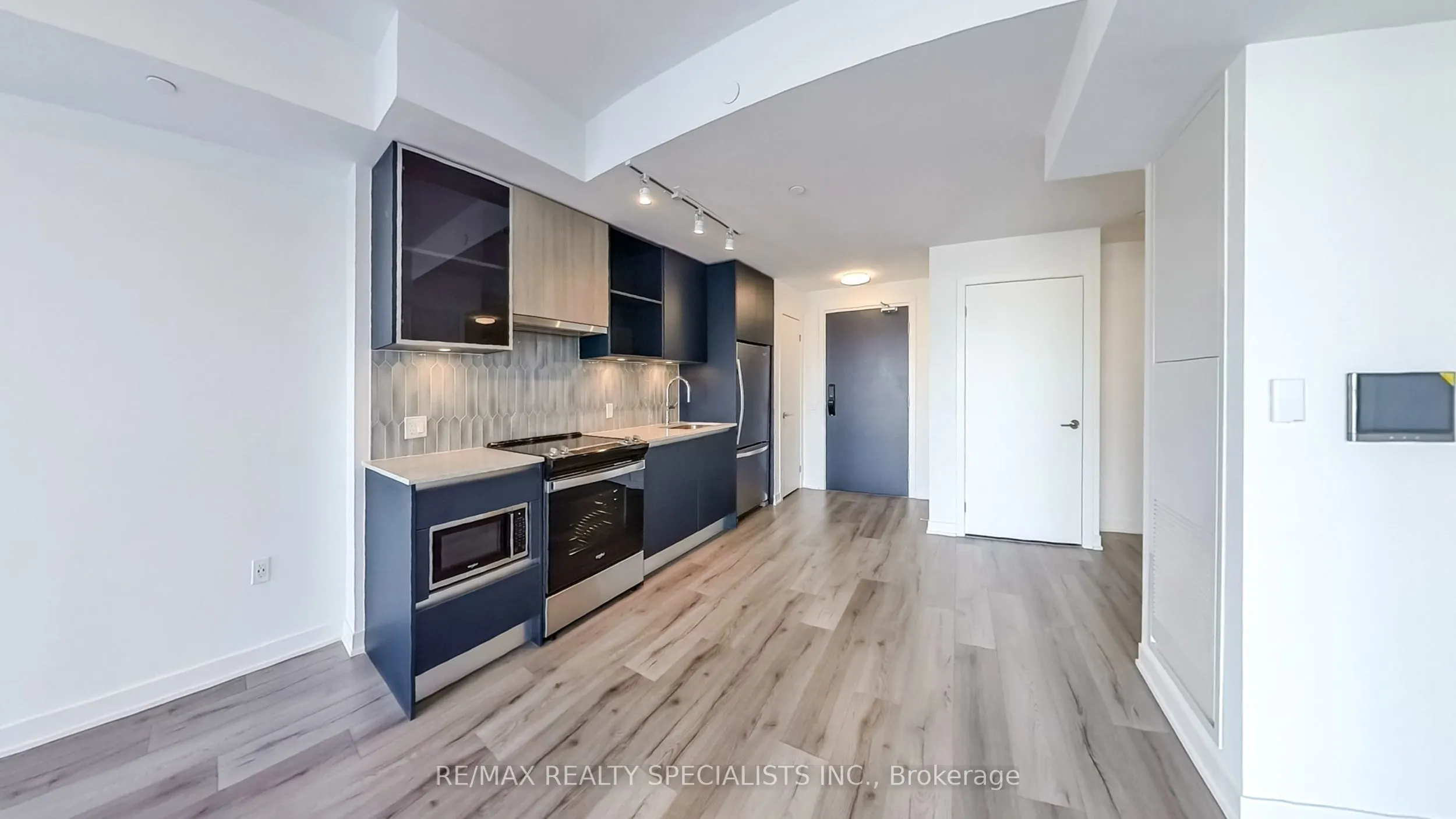395 Dundas Street W, #404