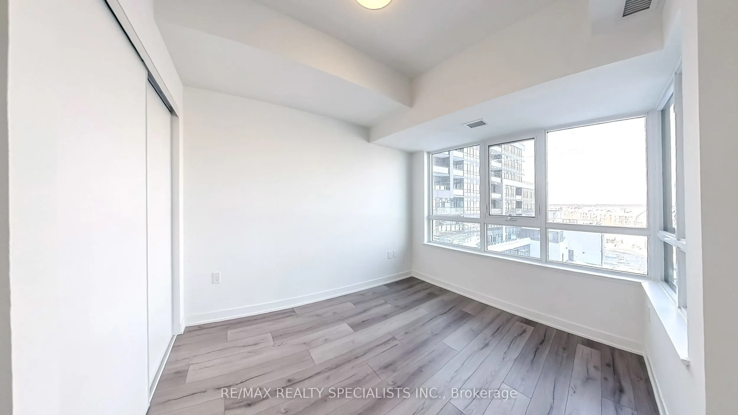 395 Dundas Street W, #404