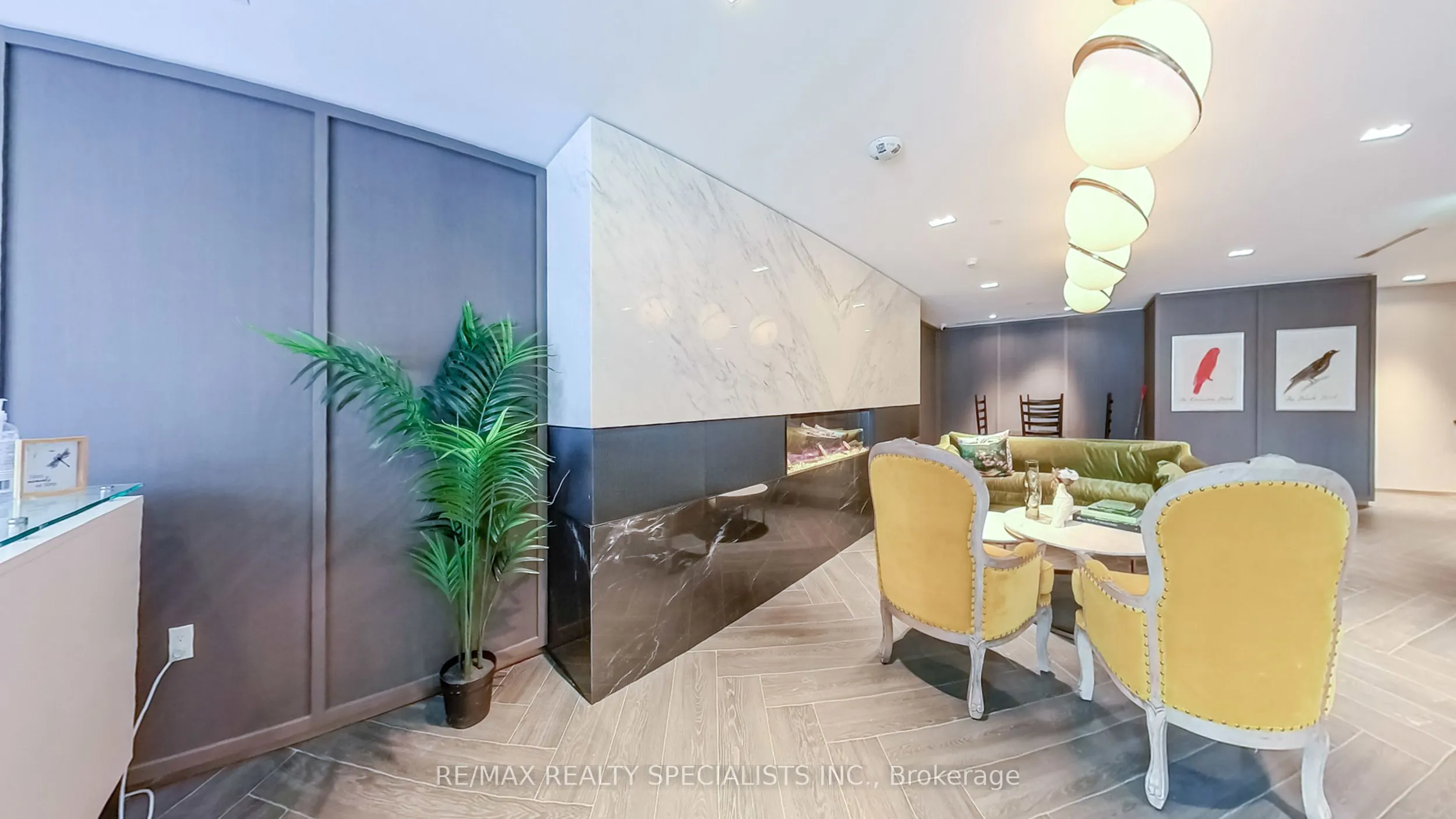 395 Dundas Street W, #404