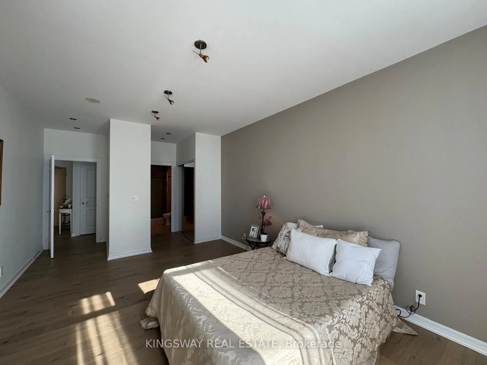 220 Burnhamthorpe Road W #3404