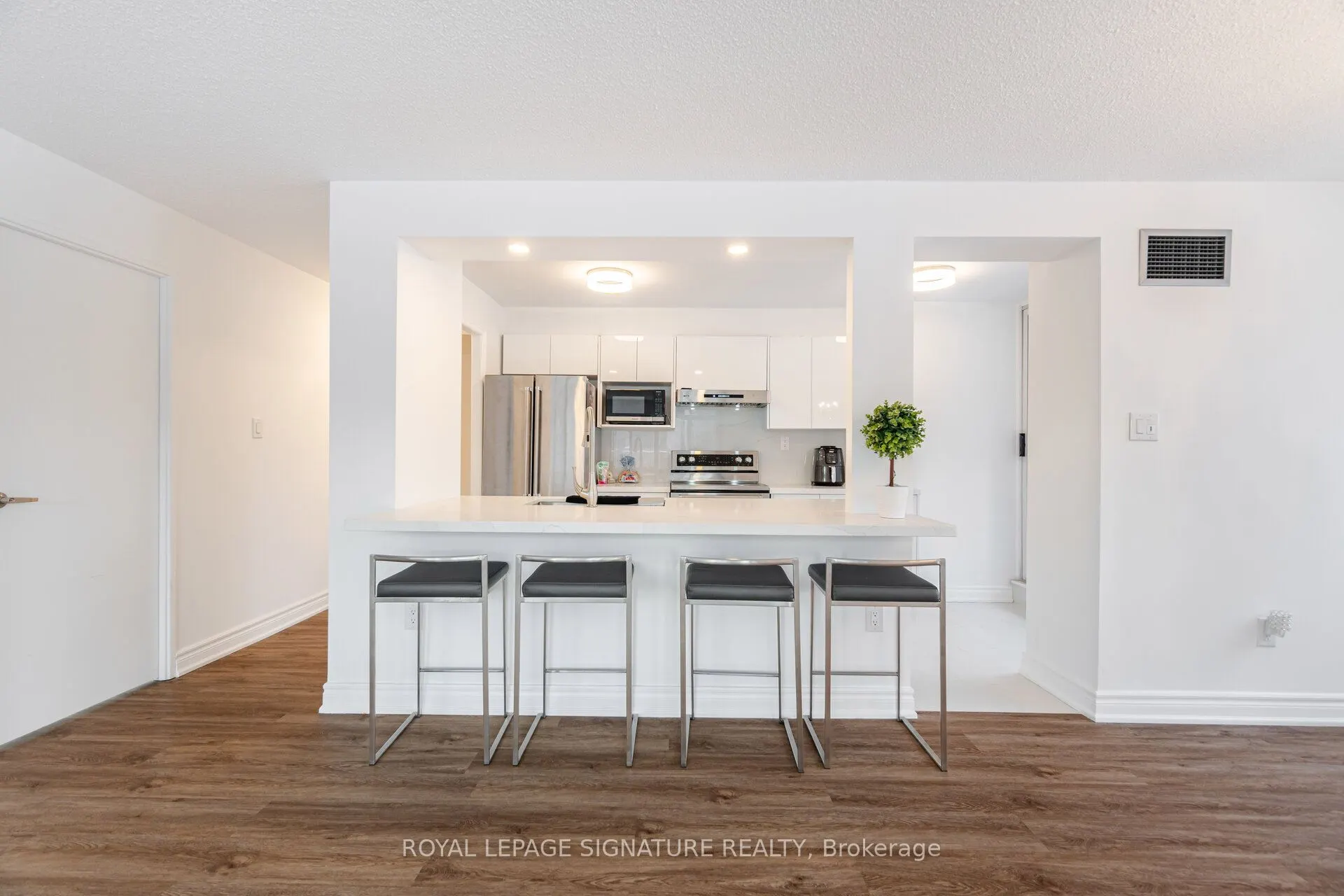 1300 Mississauga Valley Boulevard, #211