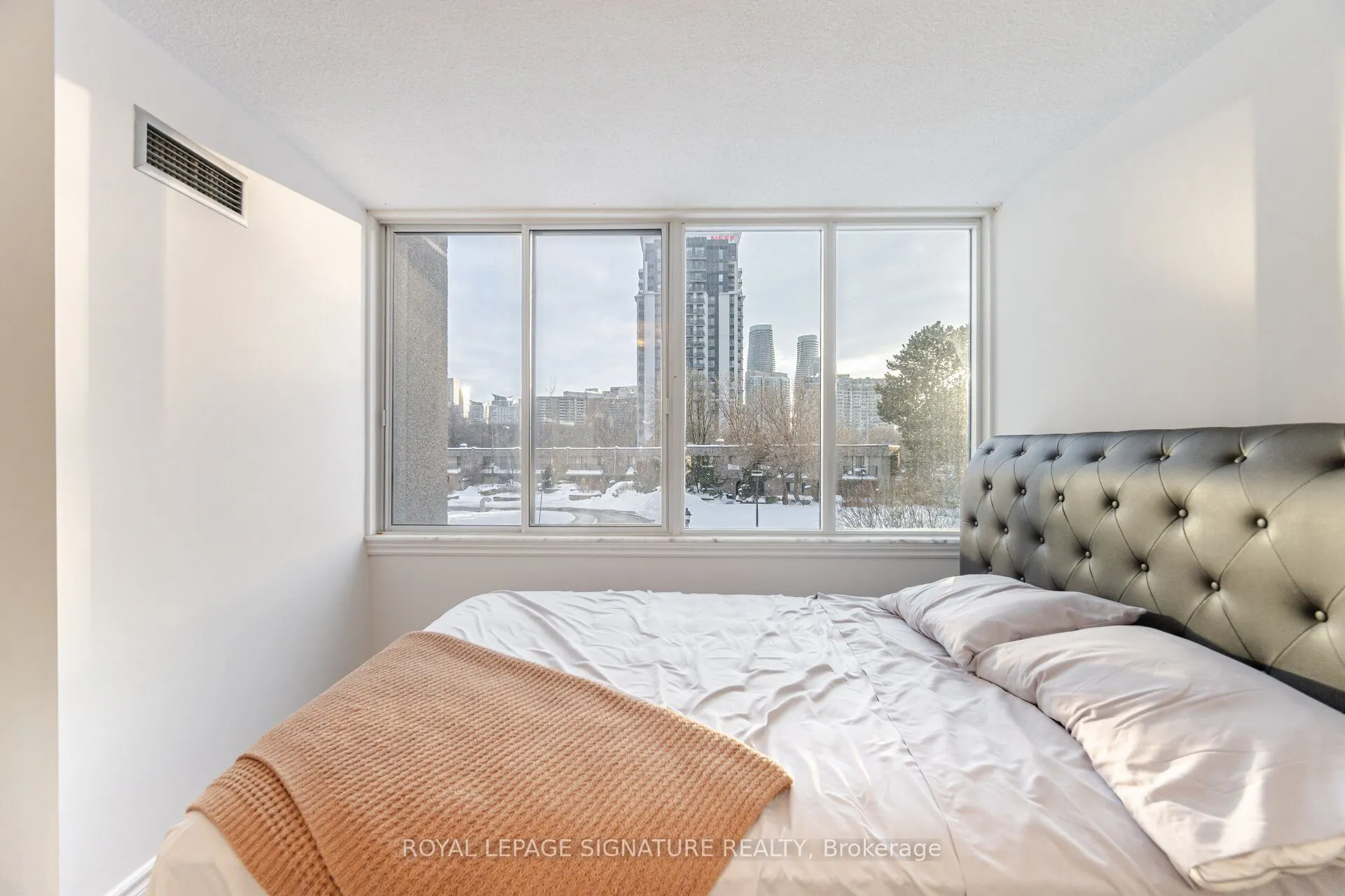 1300 Mississauga Valley Boulevard, #211