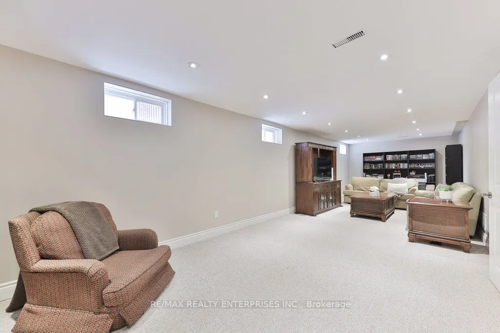 1076 Red Pine Crescent