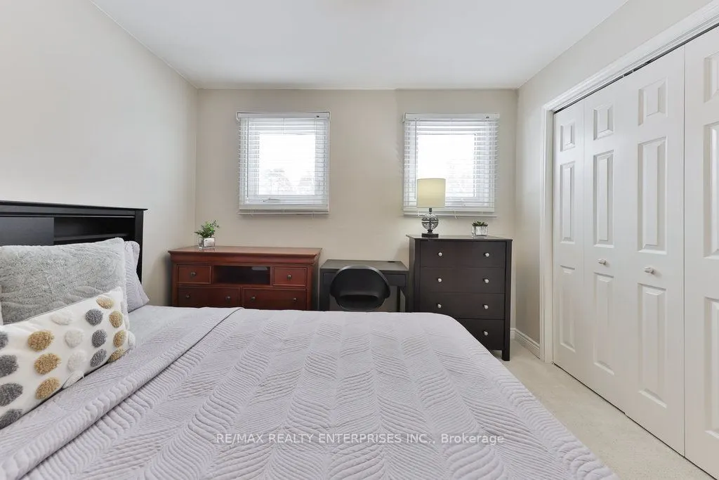 1076 Red Pine Crescent