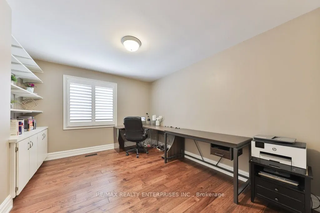 1076 Red Pine Crescent