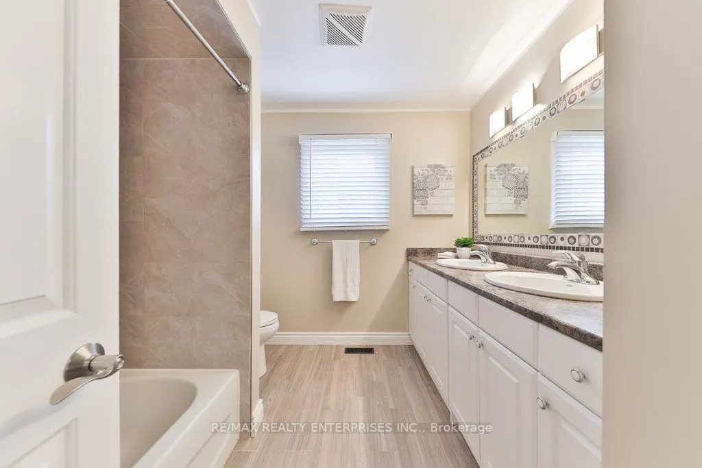 1076 Red Pine Crescent