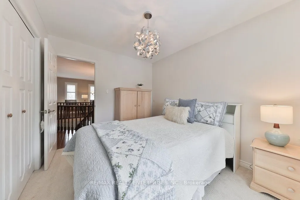 1076 Red Pine Crescent