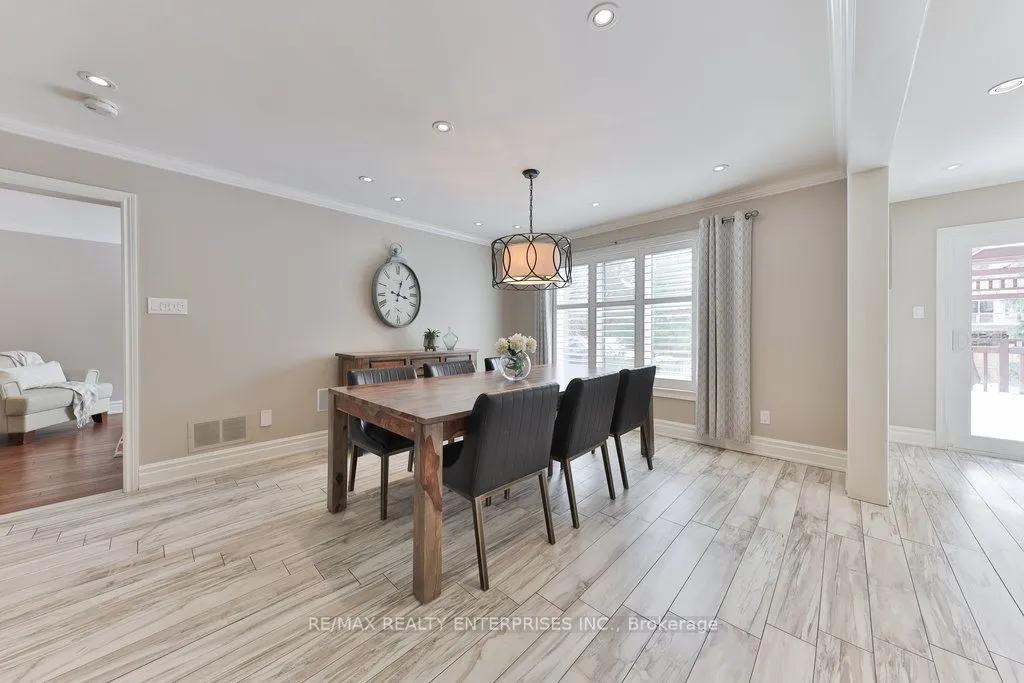 1076 Red Pine Crescent