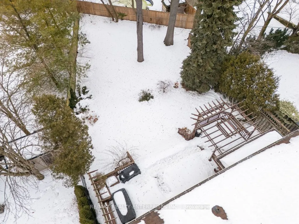 1076 Red Pine Crescent