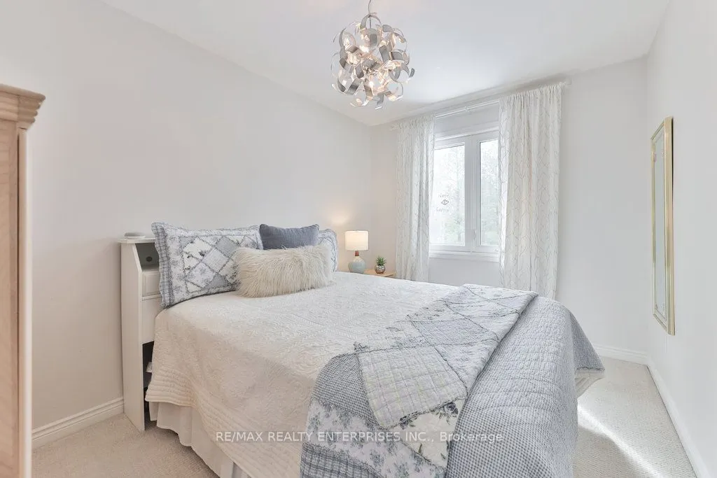 1076 Red Pine Crescent