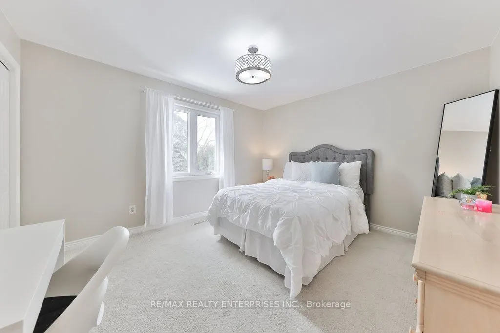 1076 Red Pine Crescent