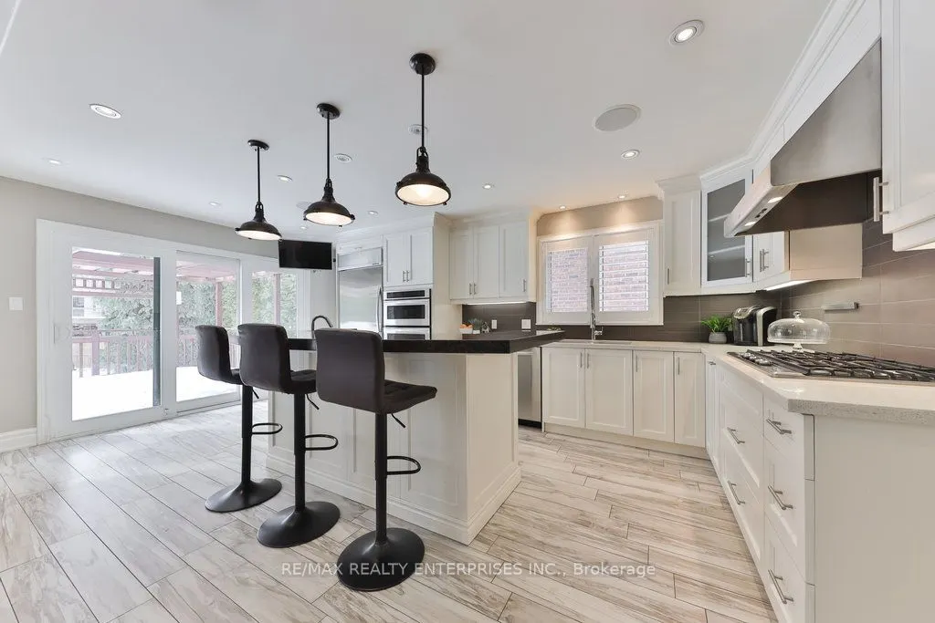1076 Red Pine Crescent