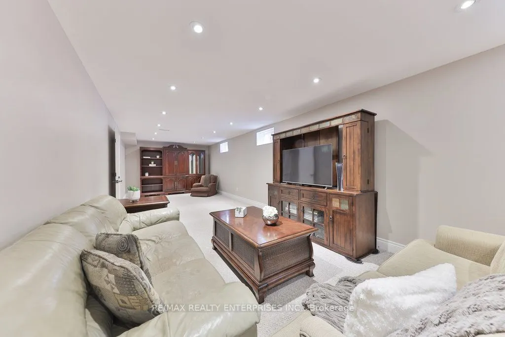 1076 Red Pine Crescent