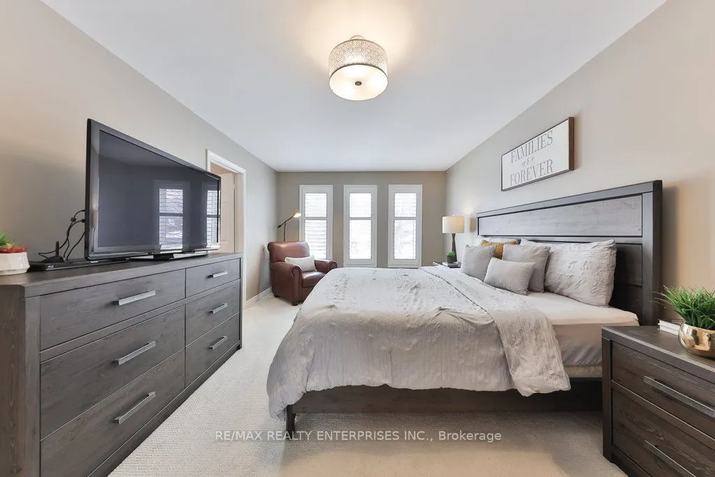 1076 Red Pine Crescent